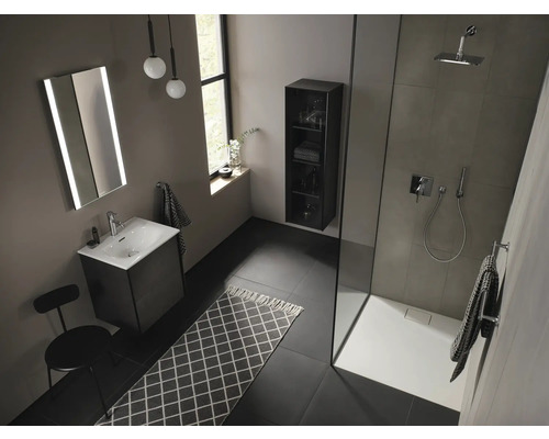 Modernes Badezimmer mit Dusche, Waschtisch, Spiegel und Handtuch