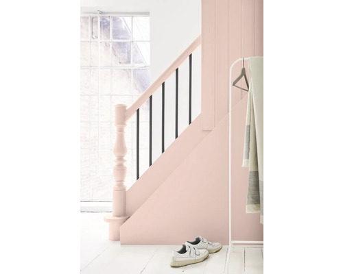 Hall d''entrée lumineux avec escalier, vestiaire et chaussures.