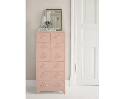 Classeur rose à douze tiroirs à côté d''une porte blanche