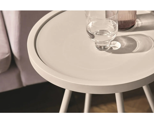 Table d''appoint ronde avec des boissons