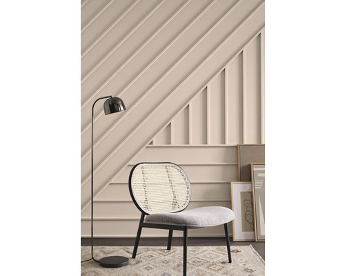 Vue intérieure avec fauteuil, lampadaire et panneaux muraux