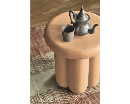 Table d''appoint avec théière et tasse sur un tapis