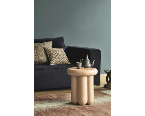 Scène de salon avec canapé, coussins, théière et table d''appoint