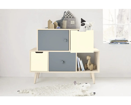 Chambre d''enfant avec étagère à jouets et décoration