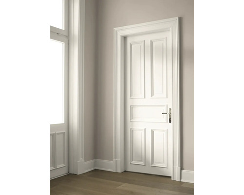 Zimmertür mit drei Füllungen und Türgriff