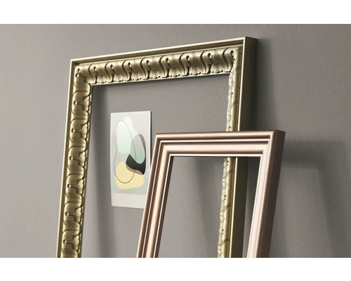 Zwei leere Bilderrahmen mit dekorativen Details