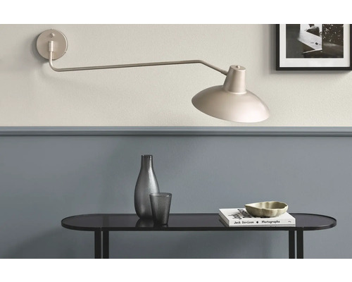 Applique murale au-dessus d''une table avec décoration