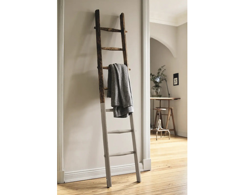 Échelle décorative en bois avec textile dans une pièce lumineuse