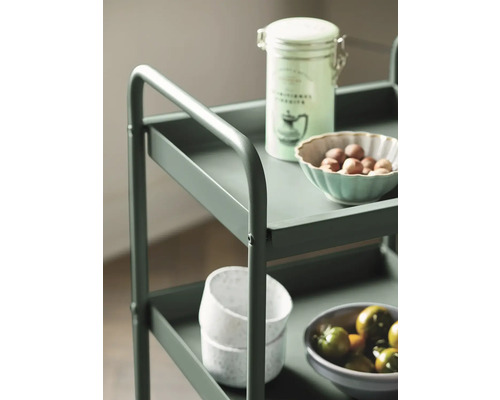 Chariot de service avec vaisselle et aliments sur plusieurs niveaux