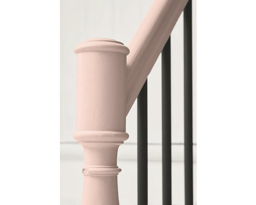 Gros plan d''une rampe d''escalier avec poteaux et barreaux.