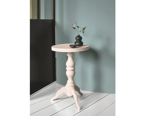 Table d''appoint ronde en bois avec vase décoratif et bol