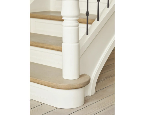 Gros plan d''un escalier avec marches en bois, rampe blanche et poteau d''escalier