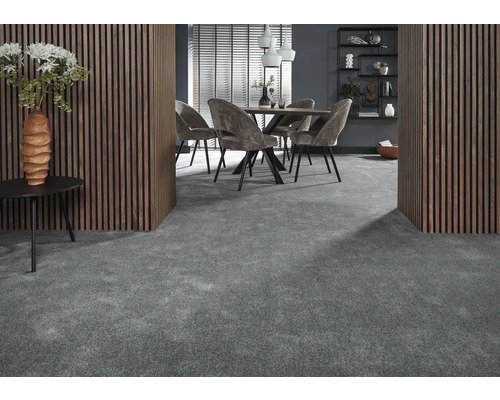 Grauer Teppich in einem Esszimmer mit Holzwandpaneelen und Esstisch