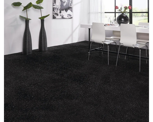 Szene mit schwarzem Teppichboden in einem Esszimmer mit Tisch und Stühlen