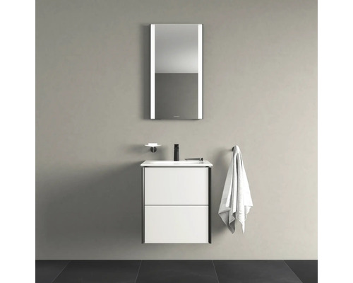 Badezimmer mit Waschbeckenunterschrank, Spiegel und Handtuch