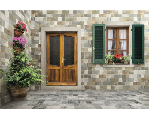 Extérieur avec sol carrelé et mur en imitation pierre, porte en bois et fenêtre avec volets