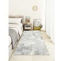 Chambre avec tapis, lit et table de chevet