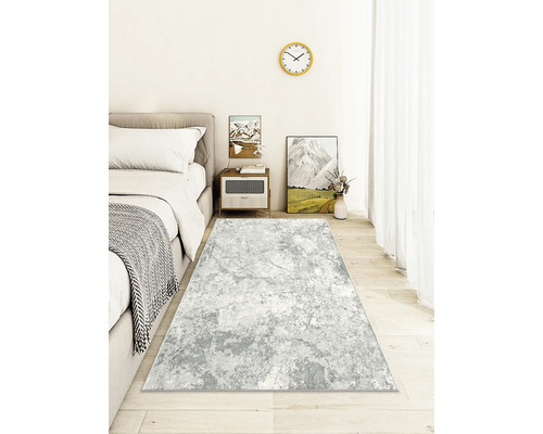 Schlafzimmer mit Teppich, Bett und Nachttisch