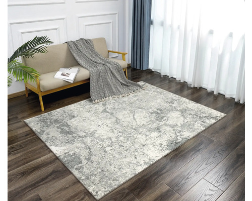 Grauer Teppich im Wohnzimmer mit Sofa und Vorhängen