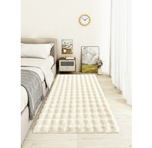 Schlafzimmer mit Bett, Nachttisch und einem rechteckigen Teppich