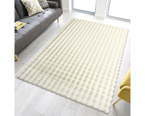 Hochflor Teppich im Wohnzimmer mit Sofa