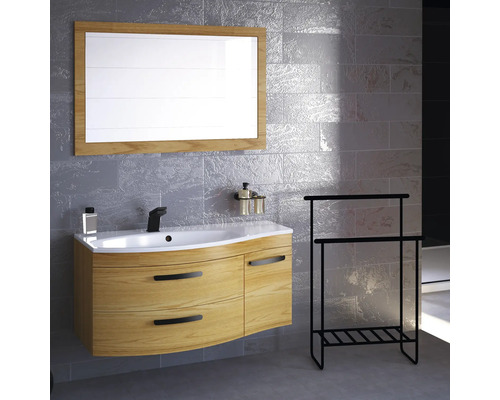 Salle de bains avec meuble sous-vasque, miroir et porte-serviettes