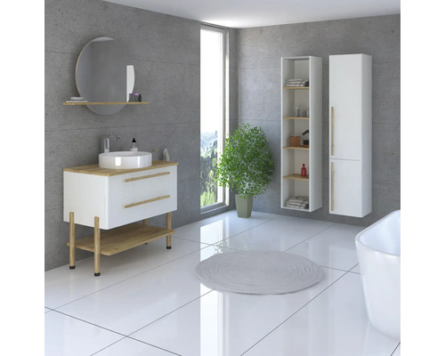 Helles Badezimmer mit Waschtisch, Spiegel, Badschrank und Badewanne