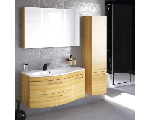 Salle de bains moderne avec lavabo, armoire de toilette et armoire haute