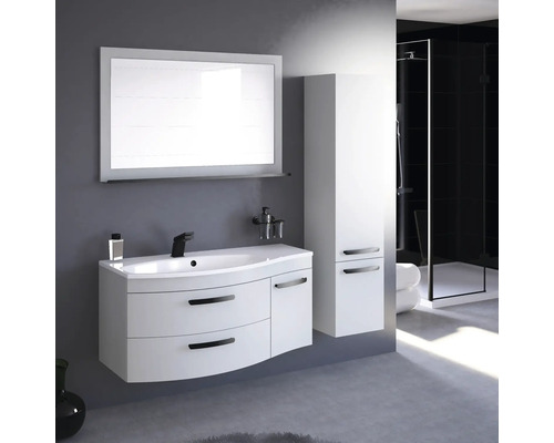 Badezimmer mit Waschbeckenunterschrank, Spiegelschrank, Hochschrank und Dusche