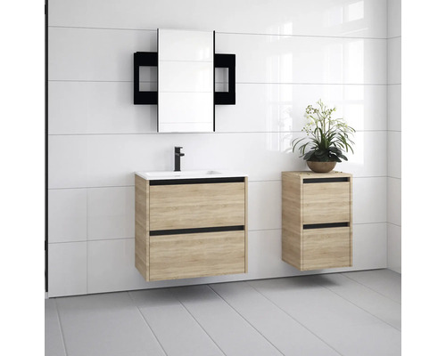 Salle de bain moderne avec meuble sous-lavabo, armoire de toilette et armoire latérale aspect bois clair