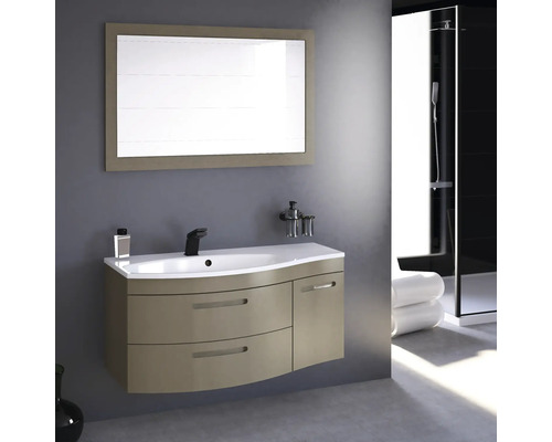 Badezimmer mit Waschtischunterschrank, Spiegel und Dusche