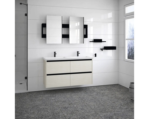 Badezimmer mit Doppelwaschtisch, Spiegelschrank und Ablagen