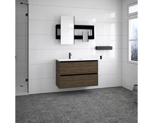 Salle de bains avec meuble sous-lavabo, miroir, étagère et douche