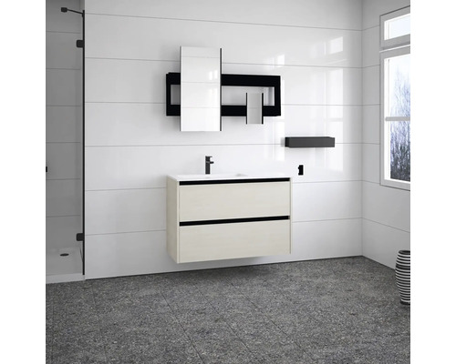 Badezimmer mit Waschtischunterschrank, Spiegelschrank und Regal