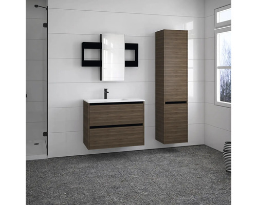 Salle de bains avec meuble-lavabo, armoire de toilette et armoire haute