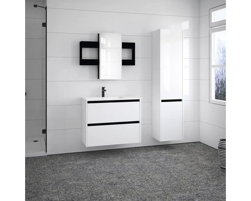 Salle de bains avec meuble sous-lavabo, armoire de toilette, armoire haute, robinetterie, douche et fenêtre