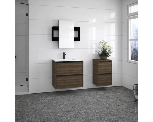 Salle de bains moderne avec meuble-lavabo, armoire de toilette et armoire haute aspect bois