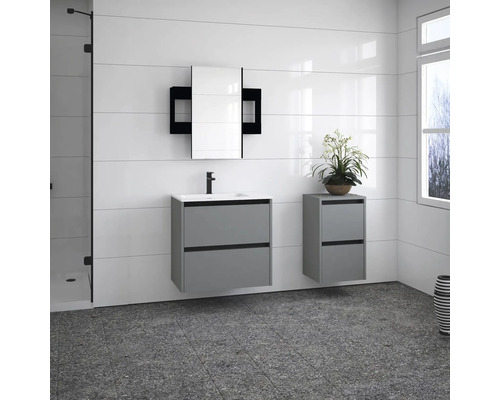 Modernes Badezimmer mit Waschbeckenunterschrank, Spiegelschrank und Hochschrank