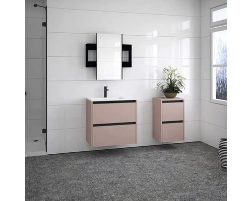 Modernes Badezimmer mit Waschtisch, Spiegelschrank und Hochschrank in Rosa vor weisser Wand