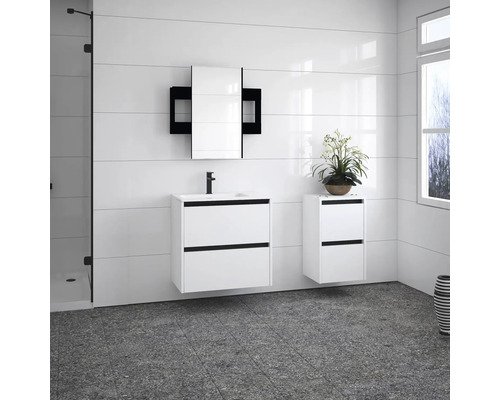 Salle de bain avec meuble sous-lavabo, armoire de toilette et armoire haute en blanc