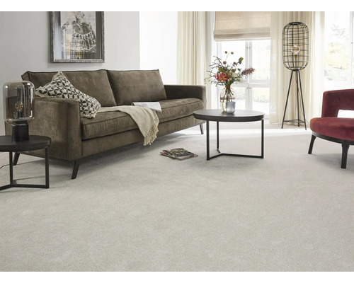 Wohnzimmer mit Sofa, Tisch und Teppich