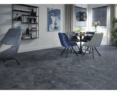 Modernes Wohnzimmer mit Teppichboden, Esstisch und Stühlen sowie Regal