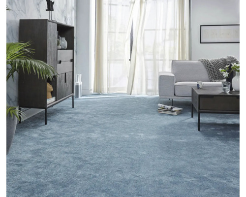 Wohnzimmer mit Teppichboden, Sofa und Schrank