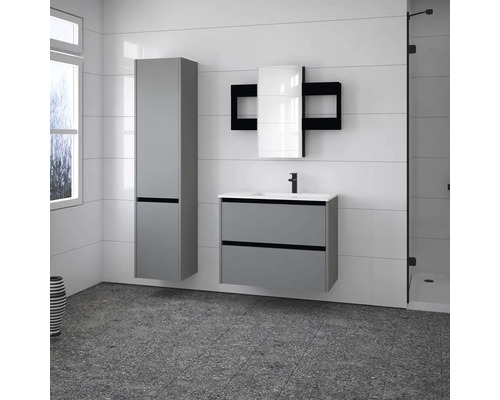 Badezimmer mit Waschbeckenunterschrank, Spiegelschrank und Hochschrank