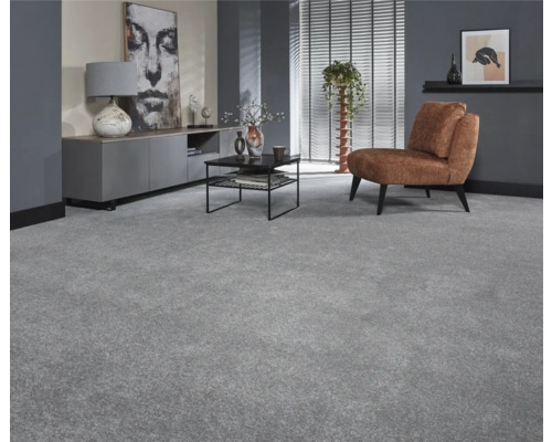 Wohnzimmer mit modernem Teppichboden, Sessel und Möbeln