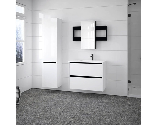 Modernes Badezimmer mit weißem Waschtischunterschrank, Spiegelschrank und Hochschrank