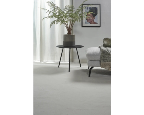 Dekoratives Wohnzimmer mit Beistelltisch, Zimmerpflanze und Sitzgelegenheit