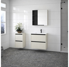 Salle de bain lumineuse avec meuble-lavabo, armoire de toilette et cabine de douche
