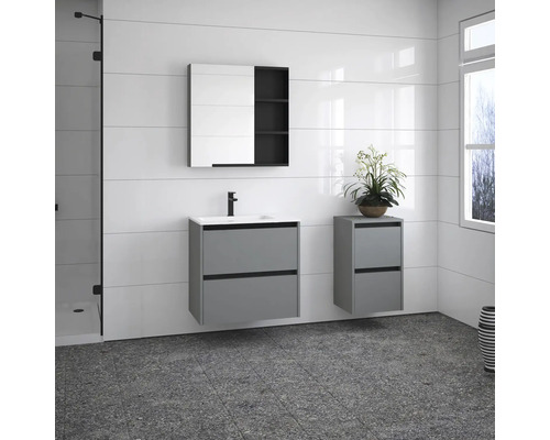 Salle de bains moderne avec meuble sous-lavabo, armoire de toilette et armoire supplémentaire pour plus de rangement