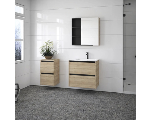 Salle de bain lumineuse avec meuble sous-vasque, armoire suspendue et miroir